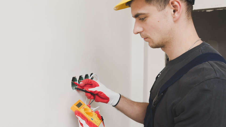 Electrician Working With Measure Tool (Kopia)