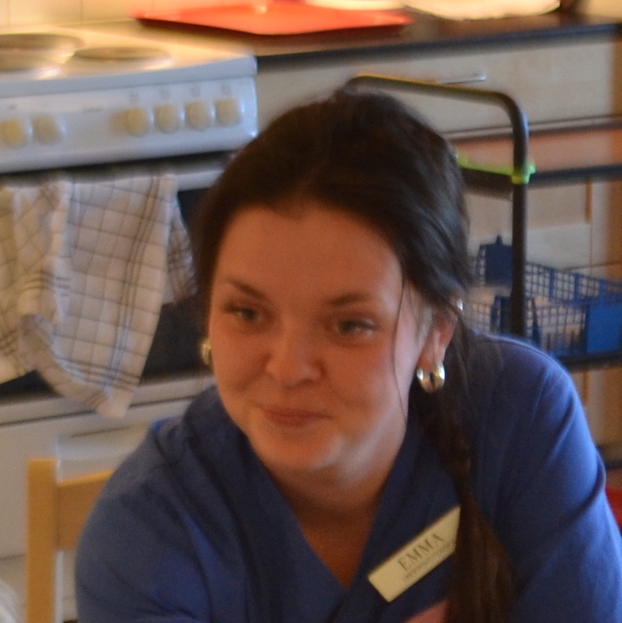 Emma Salomonsson i blå arbetskläder